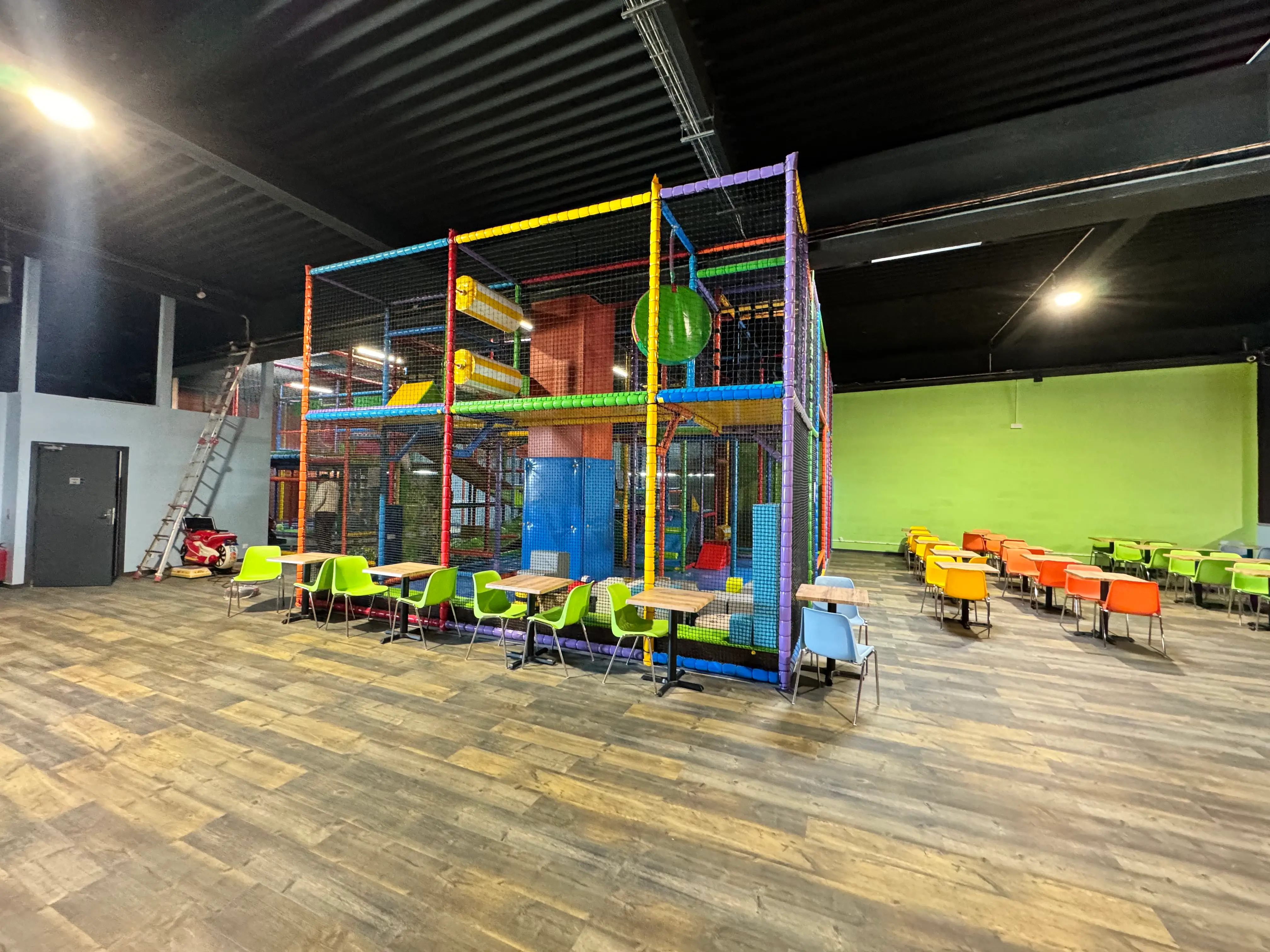 Aire de jeu colorée et sécurisée du KidzParadiz chez OumCityGames, avec structures de grimpe et piscine à balles pour le bonheur des enfants